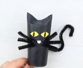 Gato Negro con rollos de papel ideas para halloween